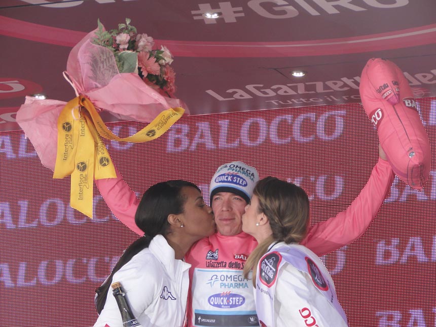 Rigoberto Uran in maglia rosa sul podio di Montecampione © Photo Cristian Gualandris per Bikenews.it